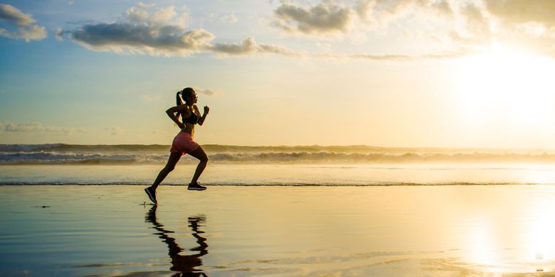 Ilustrasi joging di Pantai Senggigi, Lombok.