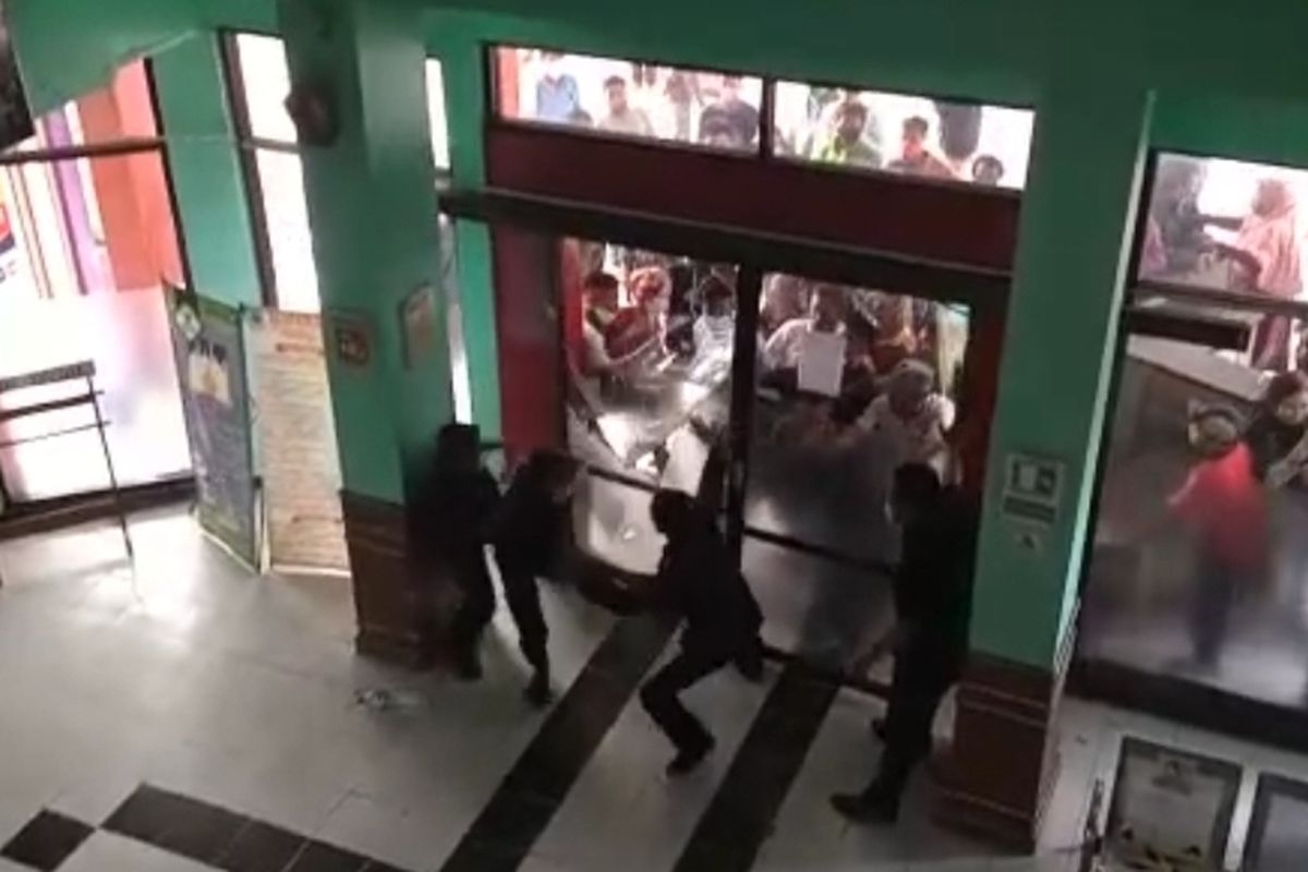 Tangkapan layar video warga yang mencoba merangsek masuk ke RSUD Brebes untuk mengambil paksa jenazah Covid-19, Sabtu (26/12/2020) (Dok. FB Seputar Tanjung Brebes)