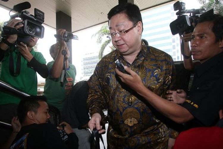 Mantan Dirut PT Century Mega Investindo Robert Tantular menjawab pertanyaan wartawan saat akan diperiksa oleh penyidik KPK di Jakarta, Jumat (13/9/2013). Robert diperiksa sebagai saksi dalam kasus korupsi bailout Bank Century untuk tersangka Budi Mulya.  