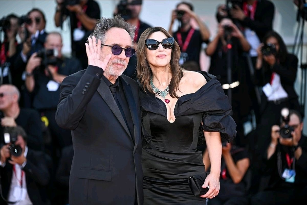 Sutradara Tim Burton dan Aktris Monica Bellucci dalam acara untuk film Beetlejuice Beetlejuice (2024)
