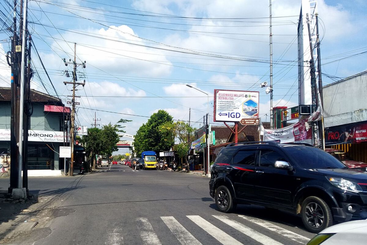 Suasana di Simpang Empat Karangtengah di Kota Blitar yang merupakan salah satu titik rawan kemacetan, Kamis (28/4/2022)