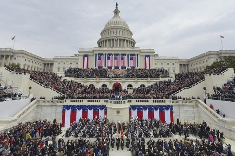 Suasana saat presiden terpilih AS Donald Trump melakukan sumpah jabatan dalam upacara pelantikan di Capitol AS, Washington DC, Jumat (20/1/2017). Prosesi pelantikan Trump dan Mike Pence selaku presiden dan wakil presiden terpilih AS berlangsung panjang. Serangkaian acara digelar mulai 19-21 Januari.