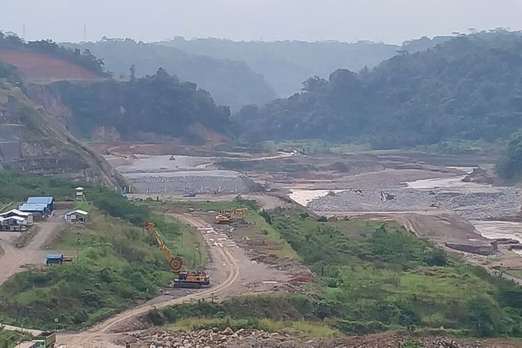 Foto-foto: Tanggul tengah pengerjaan proyek Naisonal Bendungan Leuwikeris, Cineam, Kabupaten Tasikmalaya, Jawa Barat, jebol diterjang banjir bandang Sungai Citanduy pada Senin (12/9/2022) dini hari.