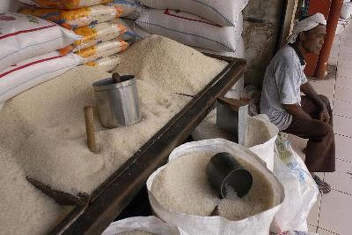 Seorang kuli angkut beras menunggu pembeli yang akan memanfaatkan jasanya di depan salah satu kios, di Pasar Palmerah, Jakarta Pusat, Jumat (25/1). Akibat kenaikan harga beras yang mencapai rata-rata Rp 1.000 untuk semua kualitas sejak bulan Desember tahun lalu, pedagang mengaku sepi pembeli dan mengalami kerugian 30-40 persen.  Kristianto Purnomo (KP) 25-1-2008