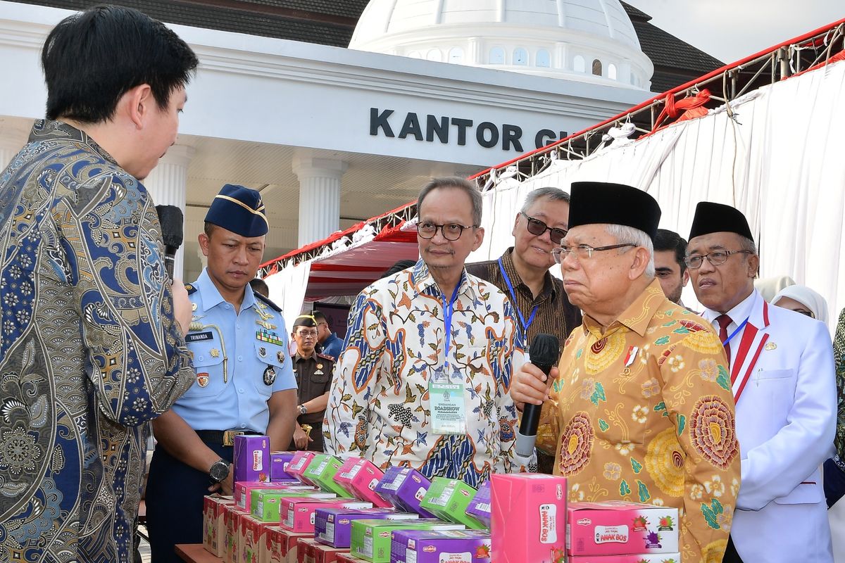 Kementerian Koperasi dan UKM (KemenkopUKM) menggelar acara ?Roadshow #kitahalalin2024? berupa sosialisasi dan fasilitasi pendampingan sertifikat halal bagi 1.000 usaha mikro yang merupakan rangkaian dari program Transformasi Formal Usaha Mikro (Transfumi) 2024. Acara Roadshow #kitahalalin2024 tersebut telah dibuka secara resmi oleh Wakil Presiden RI KH Ma'ruf Amin di Provinsi Banten