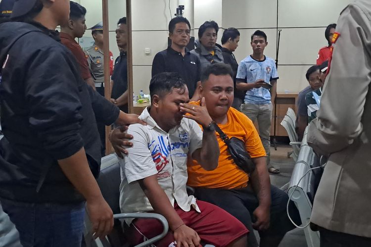 Febriani, salah satu penumpang selamat dalam insiden tenggelamnya KMP Tunu Pratama Jaya, menangis didampingi kerabatnya, Kamis (3/7/2025) di Pelabuhan Gilimanuk, Jembrana, Bali.