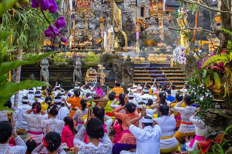 Ilustrasi kegiatan umat Hindu saat melakukan upacara keagamaan di salah satu pura di Ubud, Bali.
