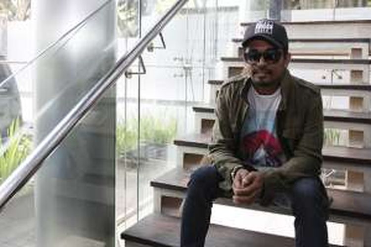 Musisi Glenn Fredly berpose di sela acara konferensi pers rilis album Libertaria yang bertajuk 'Kewer-Kewer' di kafe Rolling Stone, Jakarta, Rabu (18/5/2016). Dengan aliran musik Post Dangdut Electronika, Libertaria merilis album barunya tersebut setelah sukses dengan single 'Ora Minggir Tabrak' yang menjadi soundtrack Ada Apa Dengan Cinta 2.