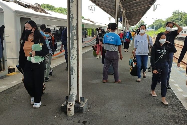 Sejumlah penumpang tiba di Stasiun Cirebon Kota Cirebon Jawa Barat pada Rabu (21/22/2022). Humas PT KAI Daop III menyampaikan, penjualan tiket terus meningkat seiring semakin dekat nya Natal dan tahun baru 2023 mendatang.