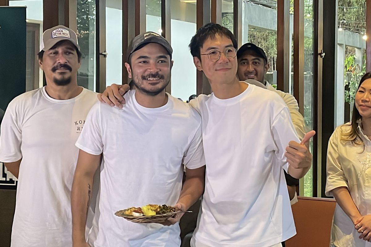 Daniel Mananta bersama Marthino Lio dan Bucek Depp dalam acara syukuran film biopik Glenn Fredly. 