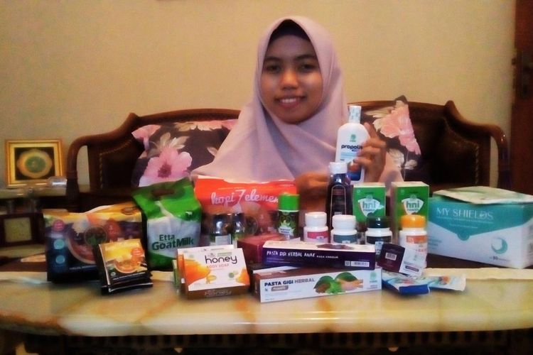Rahmasari Nur Fatimah dengan sejumlah produk herbal yang jadi barang jualannya