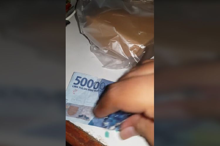Viral video gosok uang dengan es batu