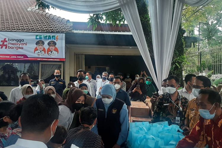 Gubernur Jawa Timur gelar operasi pasar minyak goreng di Gedung Bapenda Lumajang, Jumat (11/2/2022)