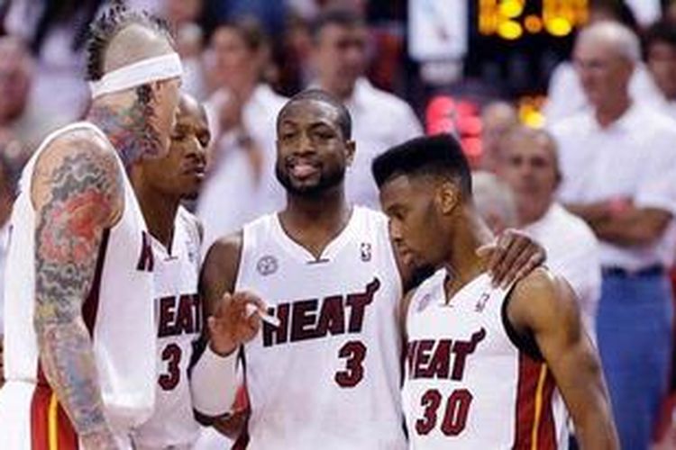Para pemain Miami Heat, dari kiri, Chris Andersen, Ray Allen, Dwyane Wade, dan Norris Cole, mengatur strategi saat menghadapi Chicago Bulls pada laga kedua semifinal wilayah, Rabu (8/5/2013).