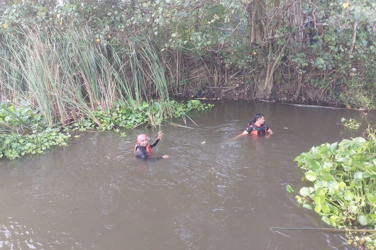 Tim TRC BPBD Kabupaten Lumajang melakukan penyisiran di sungai Gedang Klutuk,Selasa (10/9/2022)