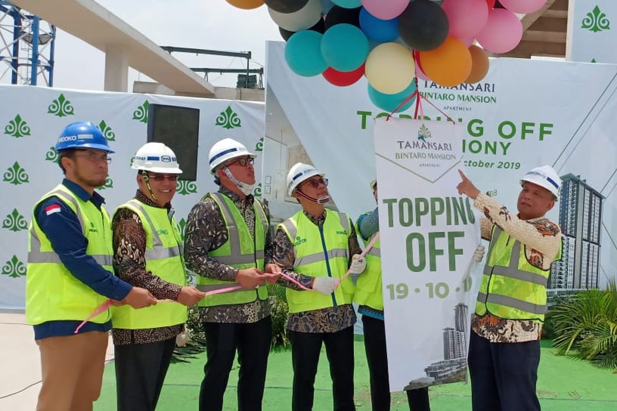 GM Tamansari Bintaro Mansion Widoko, Direktur Operasi Wika Realty Sunyamat, Direktur Utama Wika Realty H. Moh Ridwan Agung Salladin, Direktur Project Sales and Marketing Lukman Julianto, dan Direktur Utama Ciriajasa Gaharu Kurdi, dalam prosesi topping Off Tamansari Bintaro, Sabtu (19/10/2019).