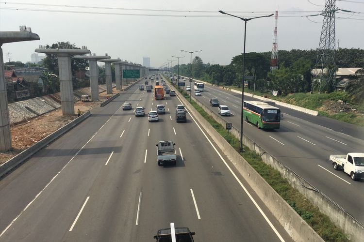 Arus lalu lintas di Tol Jakarta-Cikampek di kilometer 14 ramai lancar, Rabu (21/6/2017). 