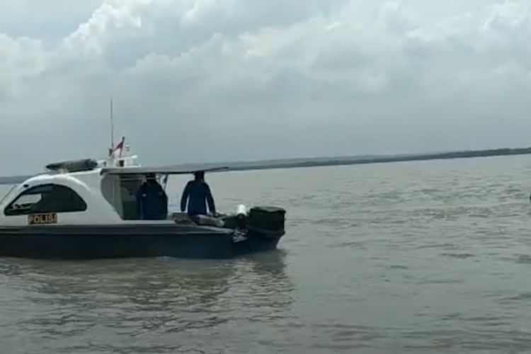 Petugas Satpolairud Polres Gresik dan Polda Jawa Timur, saat melakukan pencarian nelayan asal Lamongan yang dilaporkan hilang di perairan sekitar Pulau Karang Jamuang, Gresik, Jawa Timur.