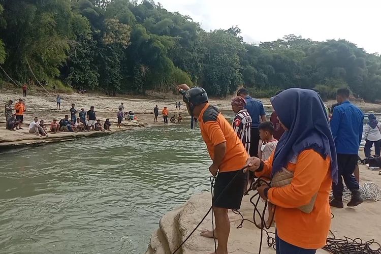3 pelajar di Kabupaten Purworejo, Jawa Tengah terseret arus sungai Bogowonto pada Rabu (14/2/2024). Akibatnya, 1 pelajar hilang dan belum ditemukan sampai saat ini. 