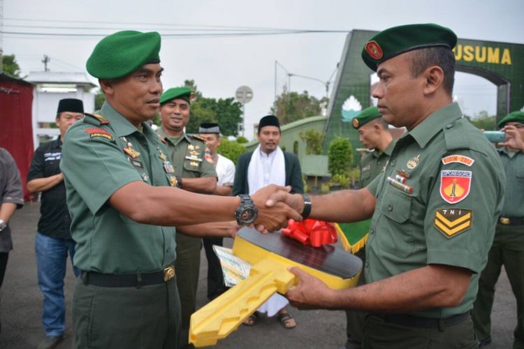 Anggota Babinsa Koramil 09 Karangreja Kodim 0702 Purbalingga Sersan Satu (Sertu) Suratman mendapatkan piagam penghargaan dan satu unit sepeda motor dari Komandan Korem 071/Wijaya Kusuma Kolonel Inf Suhardi, Rabu (21/6/2017). 