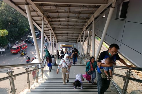 Stasiun Cakung Kurang Fasilitas Lift, Lansia dan Ibu Hamil Tetap Setia Naik KRL
