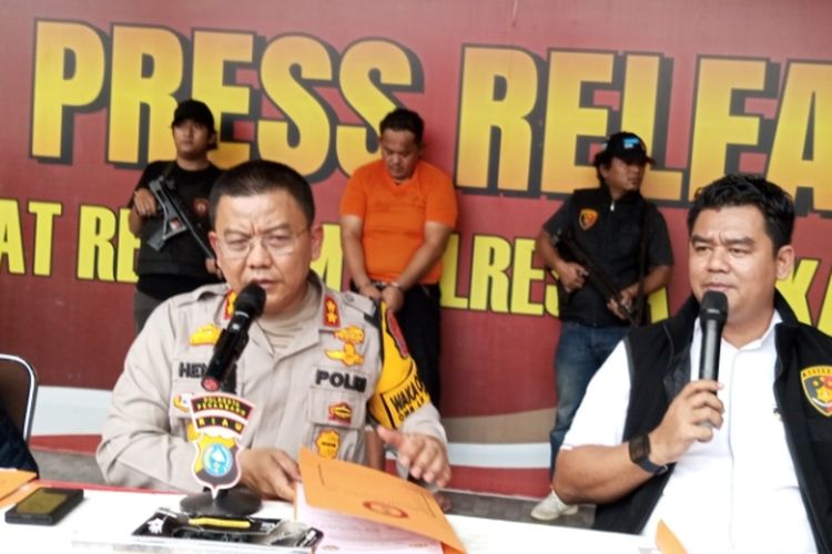 Pelaku pembunuhan, Raka Saputra (35) dihadirkan dalam konferensi pers di Mapolresta Pekanbaru, Riau, Rabu (19/6/2024).