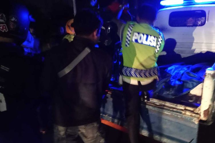 Polisi yang mengevakuasi korban kecelakaan di bilangan Jalan Urip Sumiharjo, Kecamatan Tamalanrea, Kota Makassar, Sulsel, Kamis (9/11/2023) dini hari.