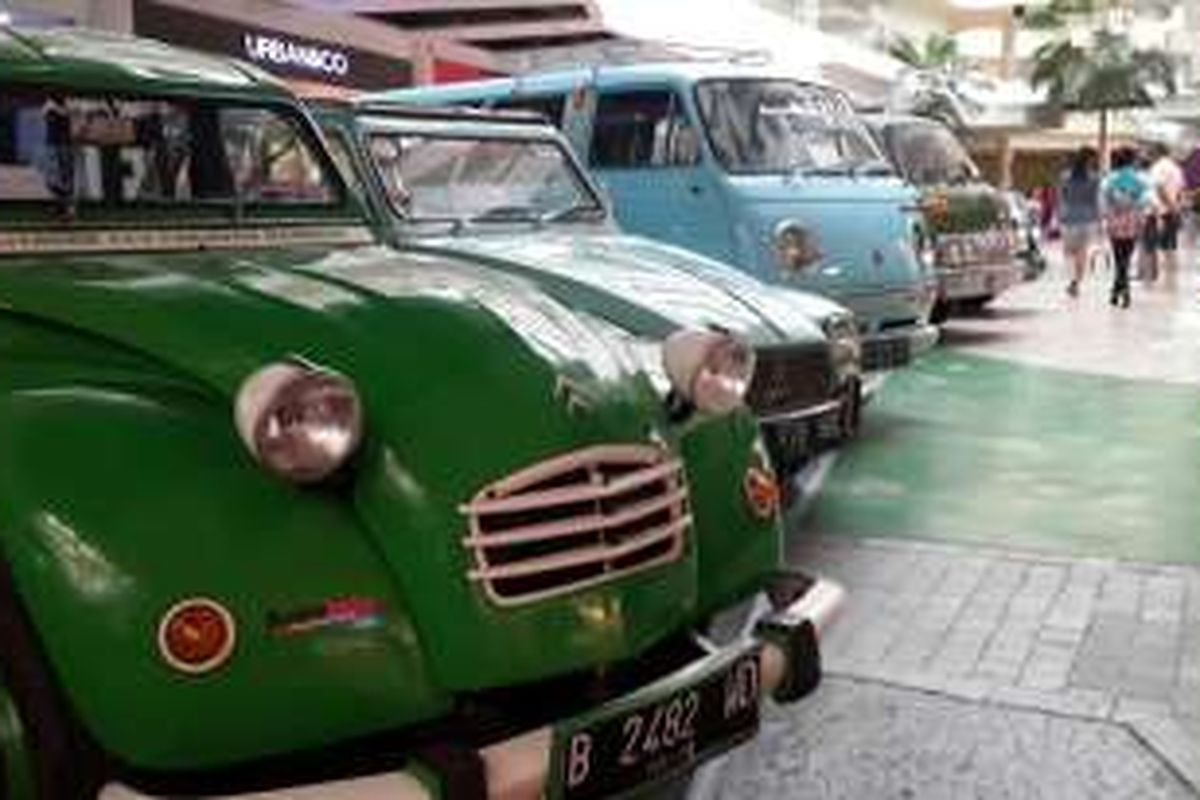 Deretan mobil klasik di Retro Classic 2016, Mal Balekota, Tangerang, Sabtu (13/2/2016).