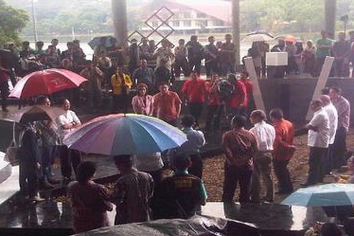 Suasana debat bakal calon gubernur dan wakil gubernur yang diguyur hujan di Kampus UI, Depok, Jumat (27/4).