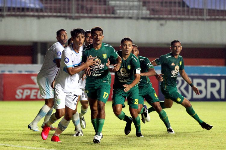 Pemain Persela Lamongan persiapan berebut bola dengan pemain Persebaya Surabaya pada pekan ke 8 Liga 1 2021 yang berakhir dengan skor 1-1 di Stadion Maguwoharjo Sleman, Kamis (21/10/2021) malam.