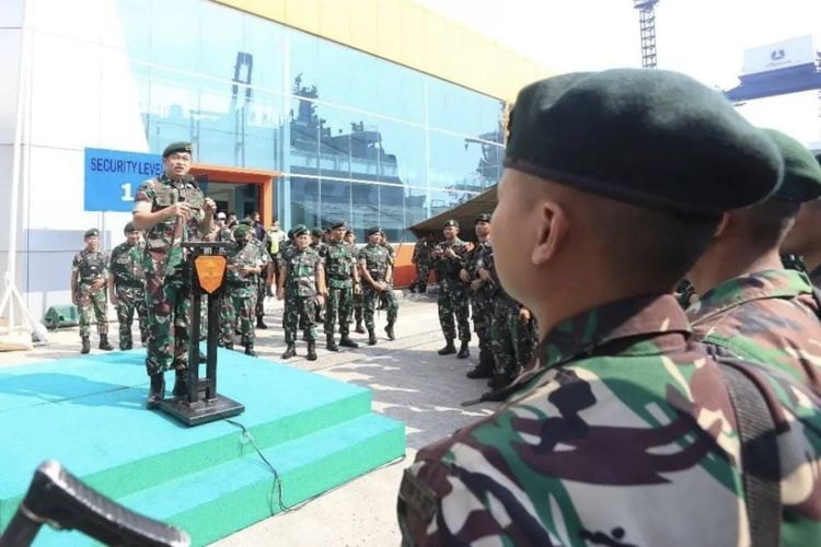 Panglima Komando Cadangan Strategis Angkatan Darat (Pangkostrad) Letnan Jenderal Maruli Simanjuntak melepas 450 prajurit Batalyon Infanteri (Yonif) Raider 303/Setia Sampai Mati Kostrad ke medan penugasan di Papua.