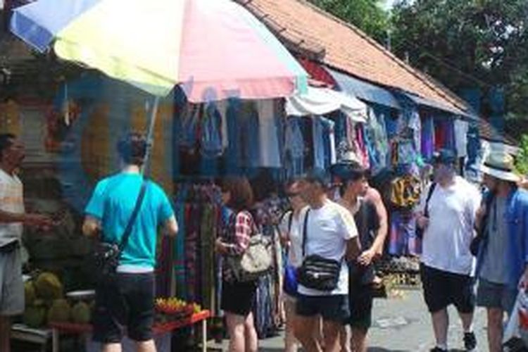 Suasana Pasar Seni Ubud, di Banjar Ubud Kelod, Desa Ubud, Gianyar, Bali, Minggu (1/3/2015).