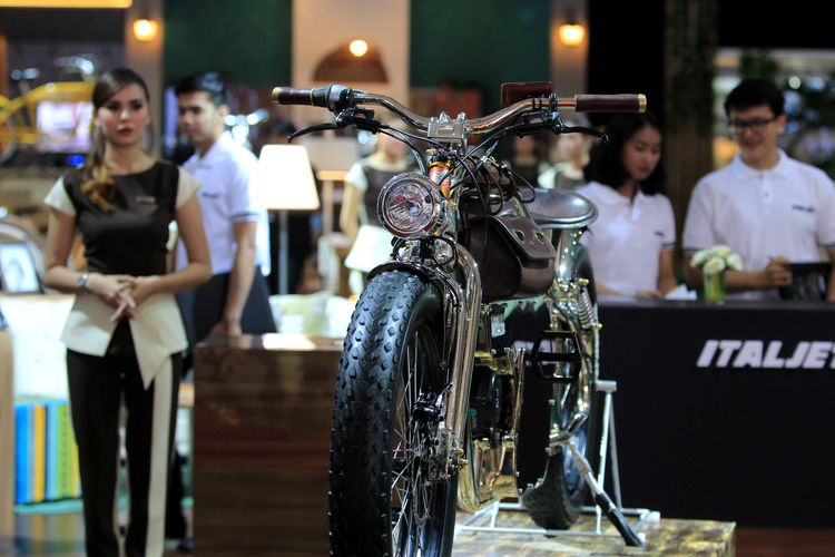 Sepeda listrik produksi Italjet Italia dipamerkan dalam Indonesia International Motor Show (IIMS) 2015 di JIExpo Kemayoran, Jakarta, Rabu (19/8/2015). IIMS 2015 diikuti lebih dari 50 merek mobil dan sepeda motor akan berlangsung hingga 30 Agustus mendatang.  KOMPAS IMAGES/KRISTIANTO PURNOMO