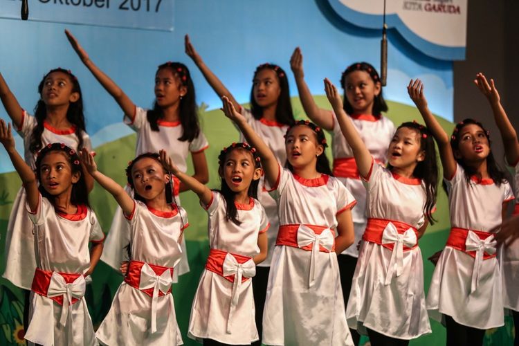 Peserta paduan suara tampil dalam babak final lomba paduan suara anak TK-SD Dendang Kencana di Bentara Budaya Jakarta, Palmerah Selatan, Jakarta Pusat, Sabtu (28/10/2017). Sebanyak 26 finalis siap memperebutkan gelar juara dalam babak final, terdiri dari 12 peserta kategori TK dan 14 peserta kategori SD.