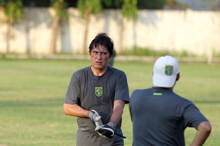 Pelatih kiper Persebaya Surabaya musim 2020 Benny van Breukelen.