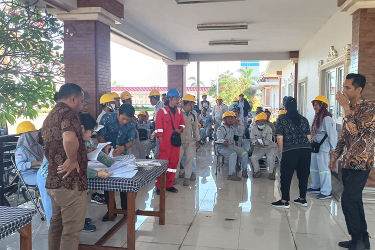 Buruh di PLTU Celukan Bawang ramai-ramai mengajukan permohonan lamaran pekerjaan menyusul isu PHK massal, Sabtu (21/9/2024) lalu