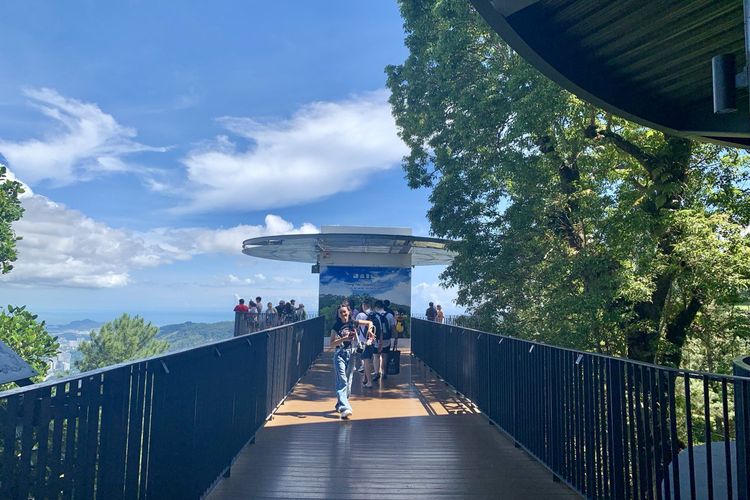 Penang Hill (Bukit Bendera) menawarkan pesona wisata alam dari puncak tertinggi hingga 833 meter di atas permukaan laut.