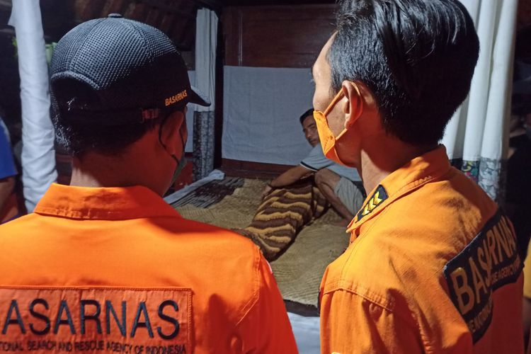 Tim SAR dari Basarnas Bali usai mengevakuasi jenasah korban di  rumah duka di Jalan Sempidi, Badung, Bali pada Kamis (19/5/2022). /Dok.Humas Basarnas Bali