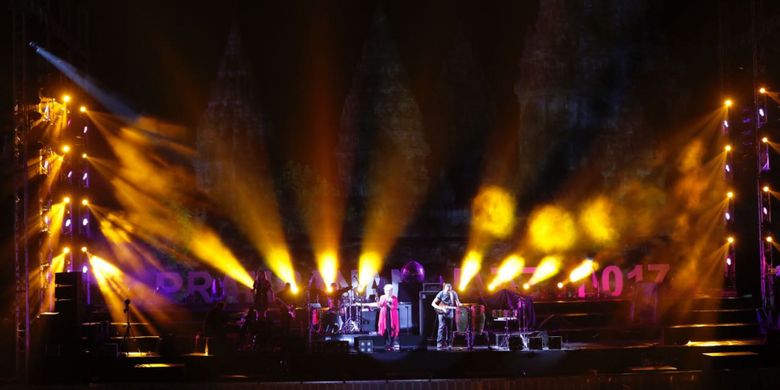 Shakatak saat tampil di Prambanan Jazz Festival 2017 di kompleks Candi Prambanan, Yogyakarta, Jumat (18/8/2017). Pada hari pertama, konsep 90s Moment bakal dimeriahkan artis dan musisi yang populer dan hits pada tahun 90-an dan Prambanan Jazz Festival ini akan berlangsung selama tiga hari dari 18 sampai 20 Agustus 2017 di Candi Prambanan, Yogyakarta.