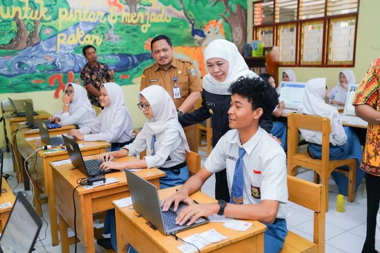 TKA 438.126 Siswa Jatim Dimulai, Khofifah Antisipasi Gangguan Listrik dan Internet