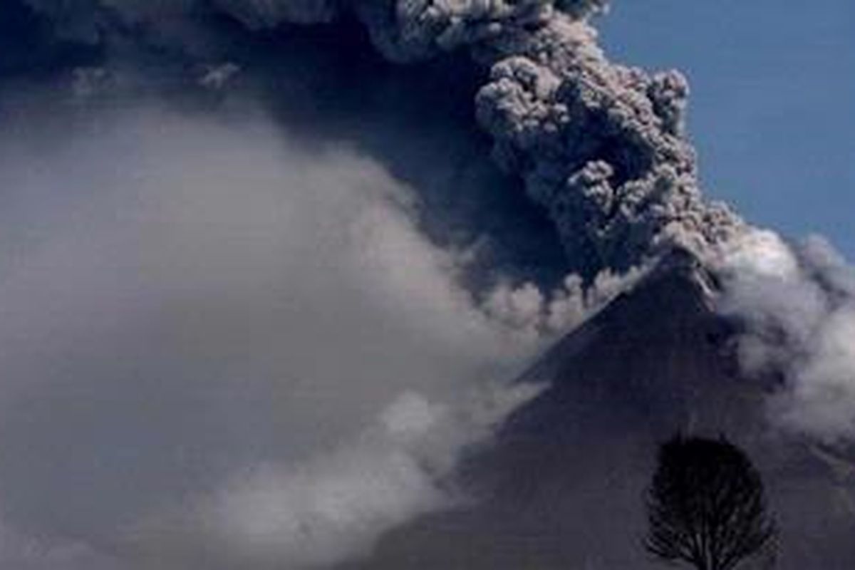 Awan panas atau wedhus gembel keluar dari puncak Gunung Merapi terlihat dari Dusun Ngancar, Desa Glagaharjo, Cangkringan, Sleman, DI Yogyakarta, Rabu (10/11/2010). Pusat Vulkanologi dan Mitigasi Bencana Geologi Badan Geologi Kementerian Energi dan Sumber Daya Mineral meningkatkan perluasan radius bahaya menjadi 20 kilometer dari puncak Merapi seiring meningkatnya aktivitas gunung tersebut. 