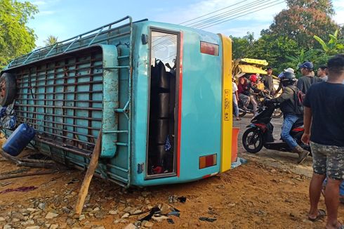 Bus vs 3 Truk Adu Banteng di Mempawah, 18 Orang Dilarikan ke Rumah Sakit