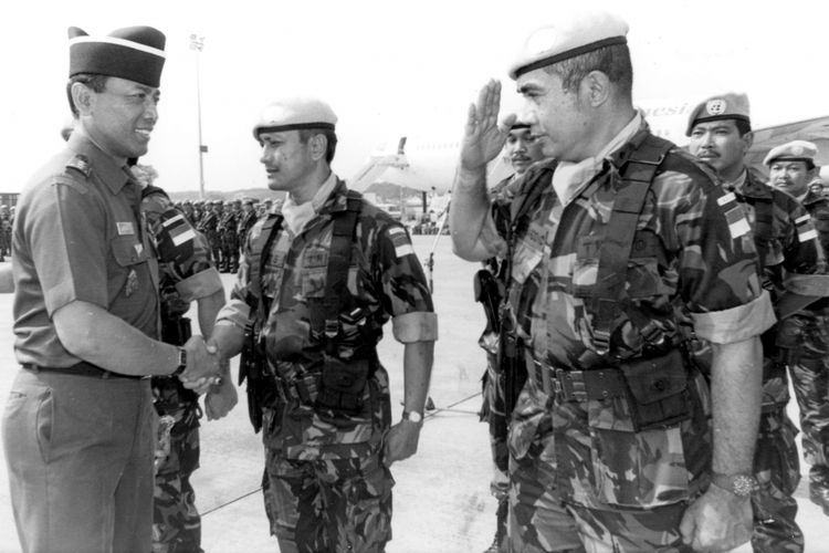 Pangdam Jaya Mayjen Wiranto di Bandara Soekarno-Hatta, Cengkareng, Rabu (31/5) menyalami salah seorang perwira batalyon kesehatan Kontingen Garuda XIV yang baru selesai di Bosnia Herzegovina selama enam bulan.