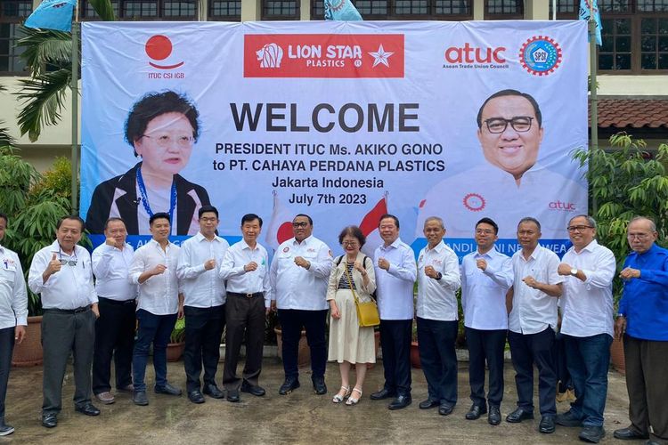 Presiden KSPSI Andi Gani Nani Wea mendampingi Pimpinan Konfederasi Serikat Buruh Internasional Akiko Gono mengunjungi dua perusahaan yang ada di Indonesia, Jumat (7/7/2023).