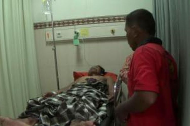 Muhani, salah seorang korban selamat dari sambaran petir di Desa Jagalempeni, Wanasari, Brebes, Jawa Tengah, mendapatkan perawatan di Rumah Sakit Bakti Asih. 
