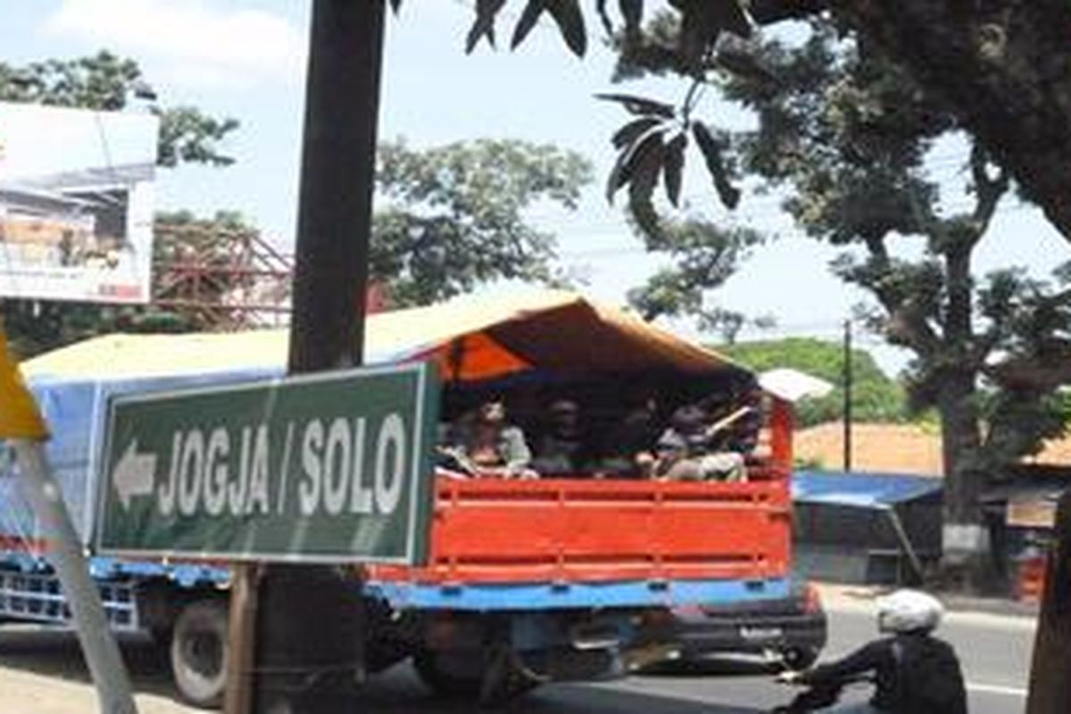 Sebagian masyarakat menggunakan kendaraan yang sebebnarnya bukan peruntukannya untuk angkutan penumpang. Seperti yang tertangkap  kamera di jalan Sukarno Hatta, Bergas, Kabupaten Semarang, Rabu (15/08/2012) sore, pemudik dari Jakarta menumpang truk bak terbuka yang ditutup terpal. 