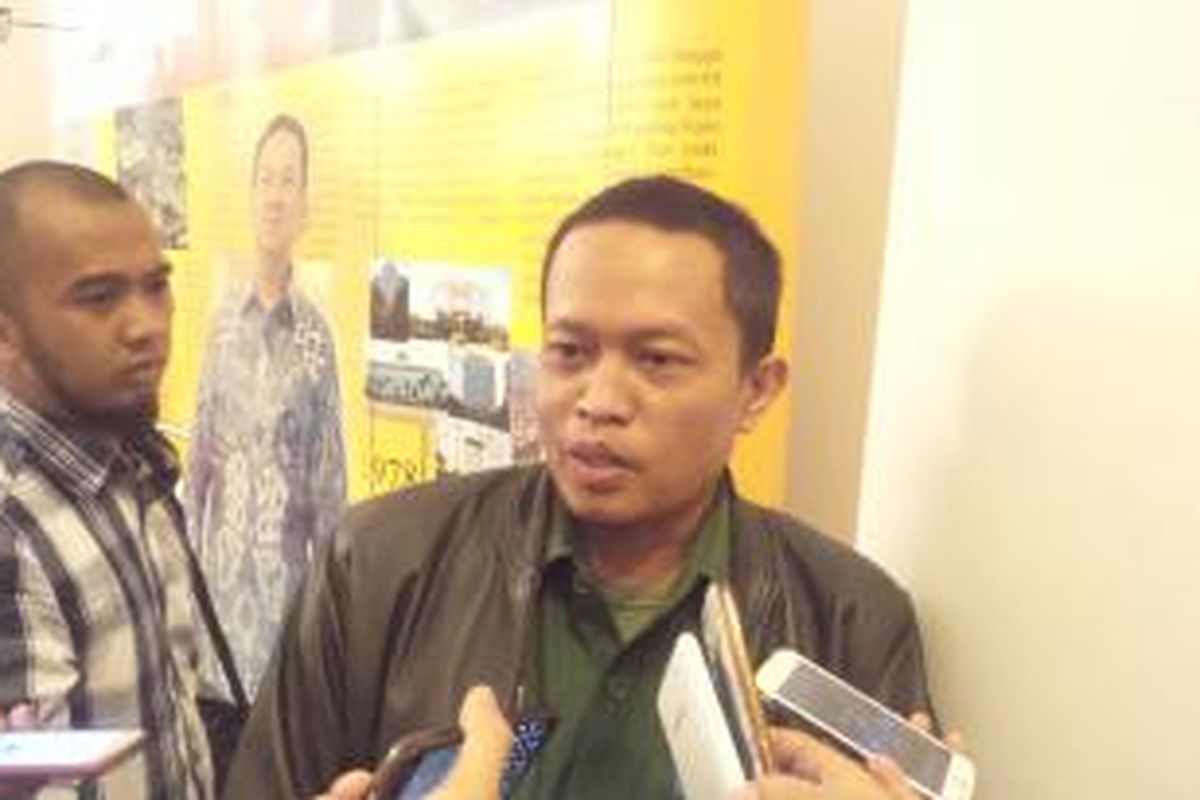 Kepala Dinas Kebersihan DKI Jakarta Isnawa Adji, di Balai Kota, Senin (9/11/2015)