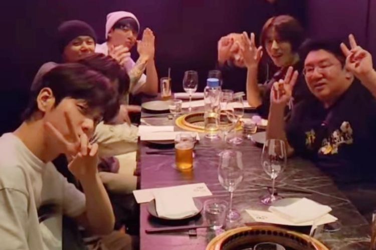 Jungkook BTS dan boy group TXT makan malam bersama bos mereka, pendiri agensi Bighit Music and HYBE, Bang Si Hyuk, pada Rabu (13/9/2023).