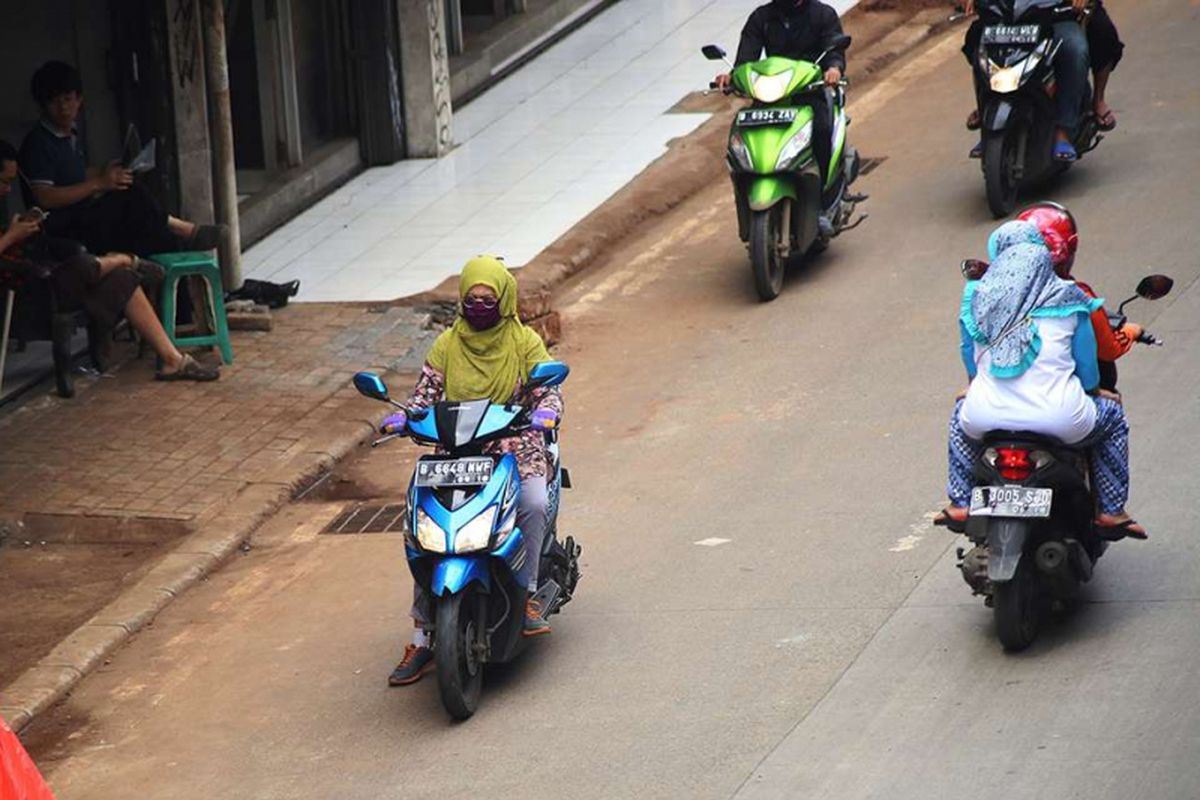 Sejumlah pengendara sepeda motor nekat melawan arah di Jalan Ir H Juanda, tepat di bawah jalan layang Ciputat, Tangerang Selatan, Kamis (01/02/2018). Para pengendara tersebut mulai melawan arah sejak di putaran di depan Kantor Cabang Pembantu Bank BCA hingga SPBU yang terletak jelang area masuk jalan layang.