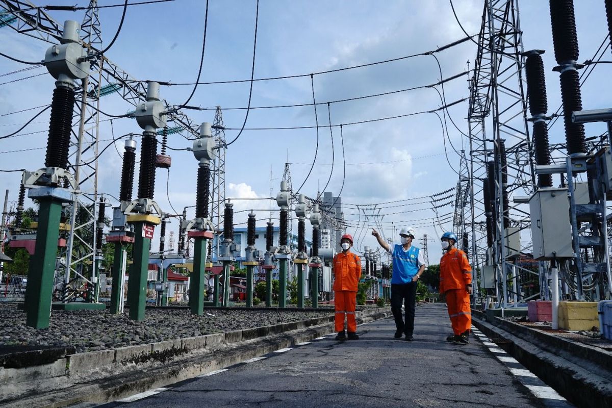 Para karyawan PLN tengah mengecek gardu listrik 